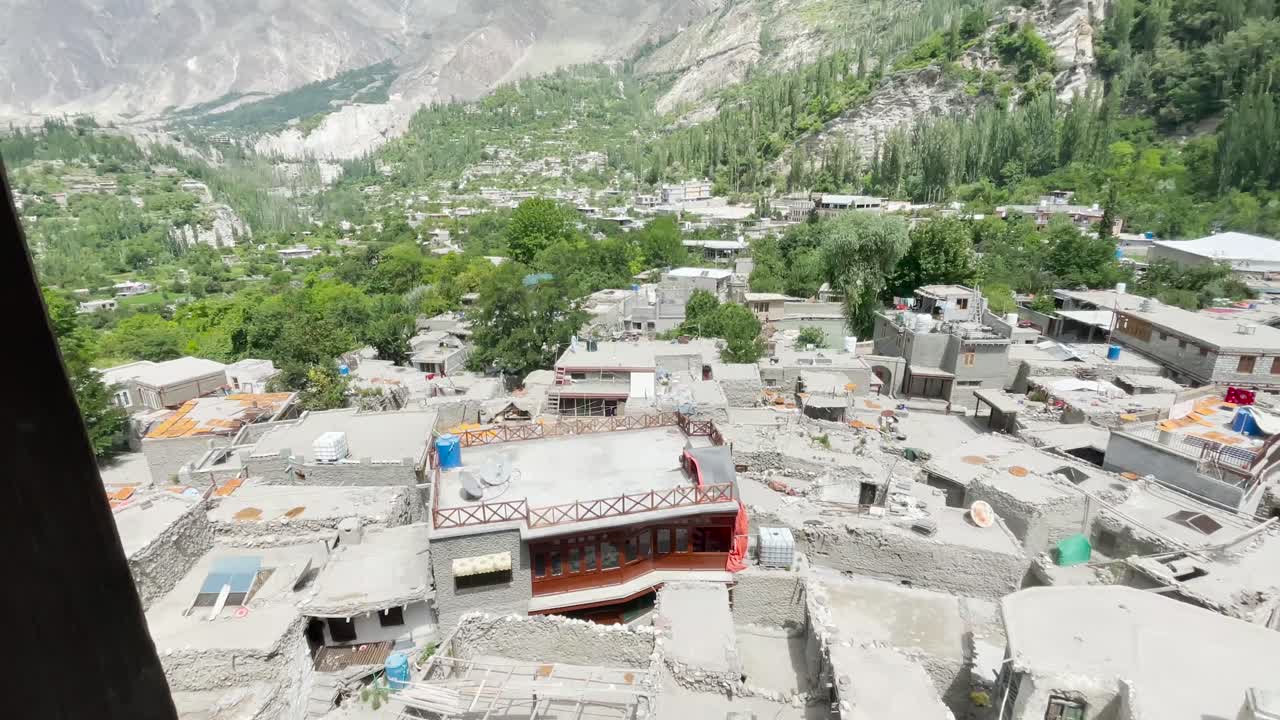panorámica a la derecha sobre los techos de los edificios de barro en el valle de hunza, pakistán