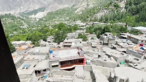 Vista-Panorámica-A-La-Derecha-Sobre-Los-Tejados-De-Los-Edificios-De-Barro-En-El-Valle-De-Hunza,-Pakistán