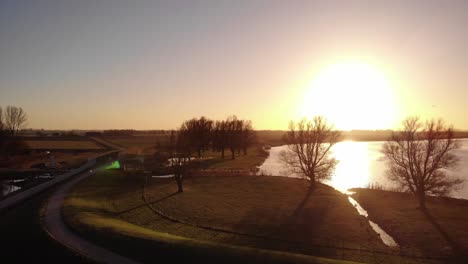 Vista-Aérea-De-Un-Estanque-O-Lago-Al-Atardecer-O-Al-Amanecer