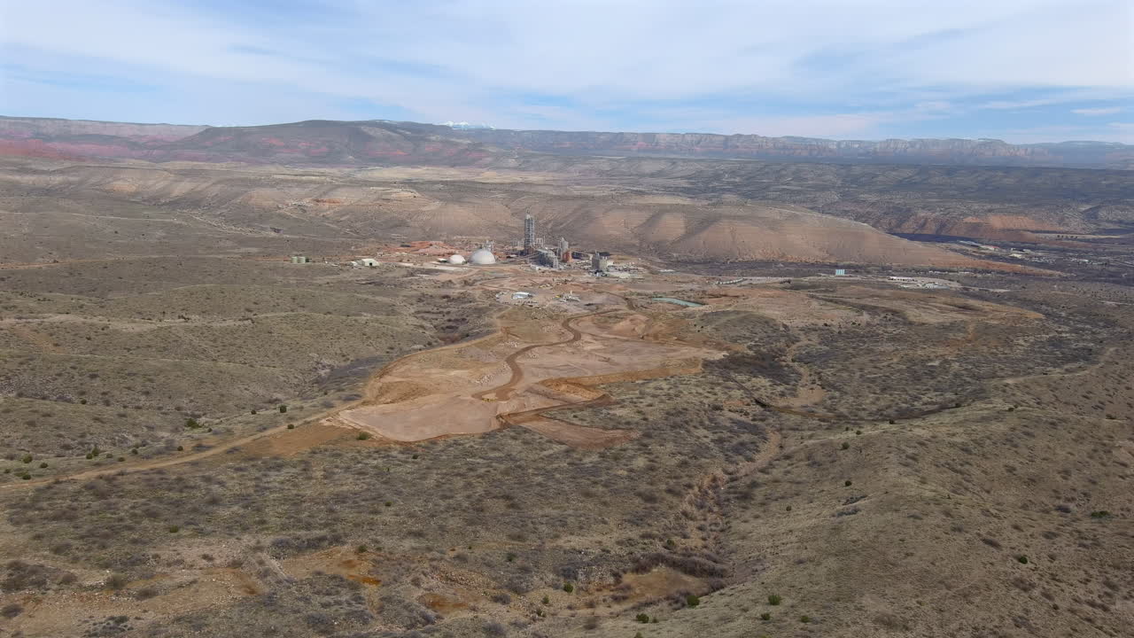operaciones de la planta de cemento en el grupo de materiales de salt river bajo el cielo azul, clarkdale, arizona