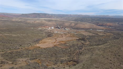 Cement-plant-operations-at-Salt-River-Materials-Group-under-blue-skies,-Clarkdale,-Arizona