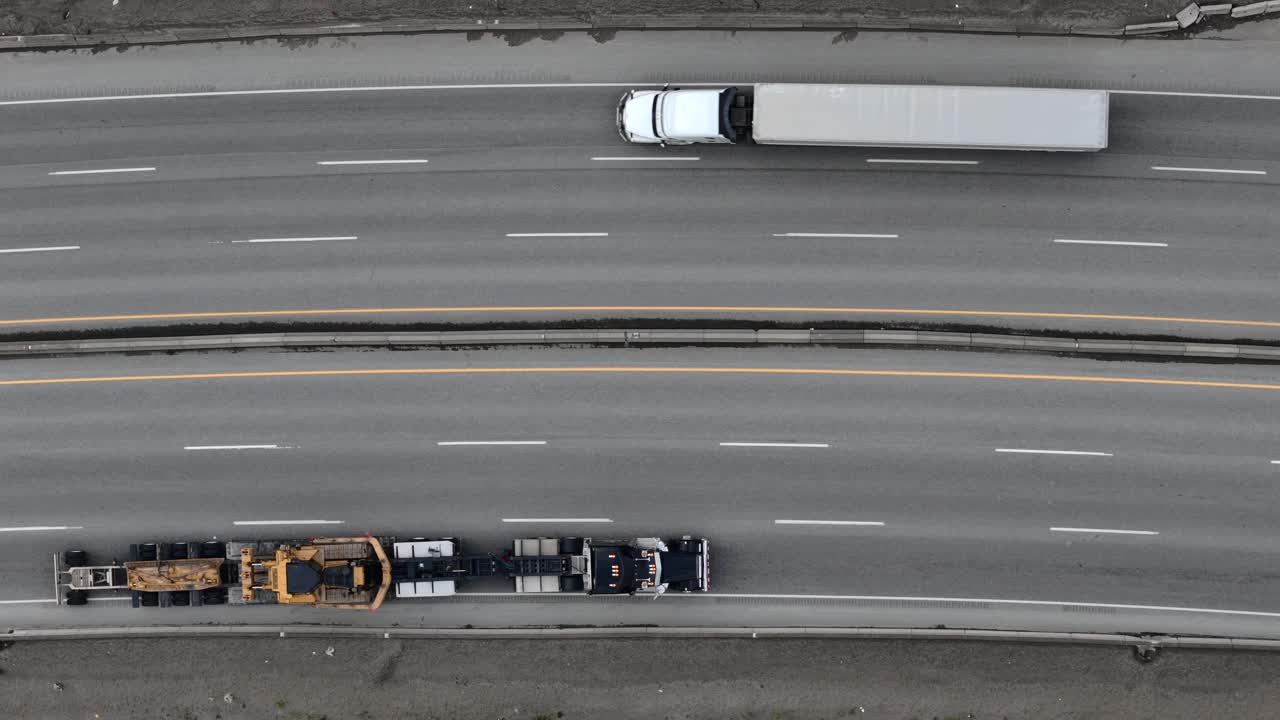 코키할라 고속도로 에 있는 불도저 운송기 의 새 눈 으로 볼 수 있는 모습