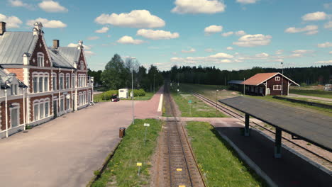 La-Estación-De-Ferrocarril-Se-Eleva-En-Una-Zona-Industrial-De-Un-Pequeño-Pueblo