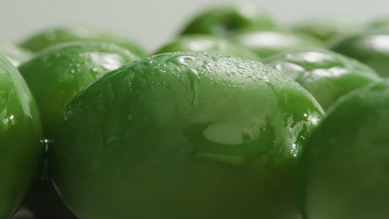 고품질의 4k 영상으로 그리스에서 배경으로 인 둥근 녹색 올리브.