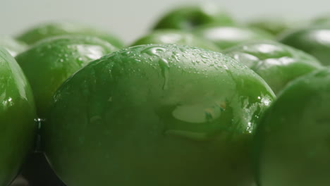 aceitunas verdes redondas en vinagre de grecia como fondo, vista de arriba. imágenes de alta calidad en 4k