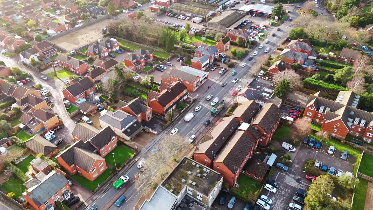 Clip video di un drone che sorvola l’area di Locks Heath nell’Hampshire, Inghilterra meridionale. Un piccolo villaggio vicino a Southampton con un bellissimo tramonto dorato e piccole case di periferia sottostanti