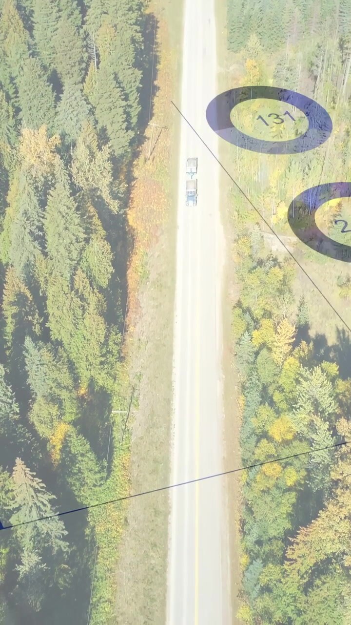 Pickup che si muove al centro della strada, creando sovrapposizioni blu che mappano indicatori numerici mentre una persona scende