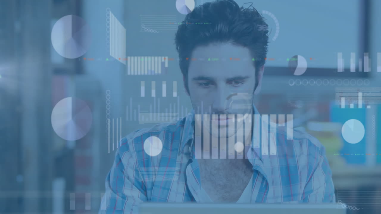 사무실에서 노트북을 사용하는 백인 남성에 대한 데이터 처리 및 다이어그램의 애니메이션