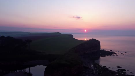 Weite-Panorama-Luftaufnahme-Des-Tropischen-Exotischen-Küstenstrandes-In-Der-Dämmerung-Der-Blauen-Stunde