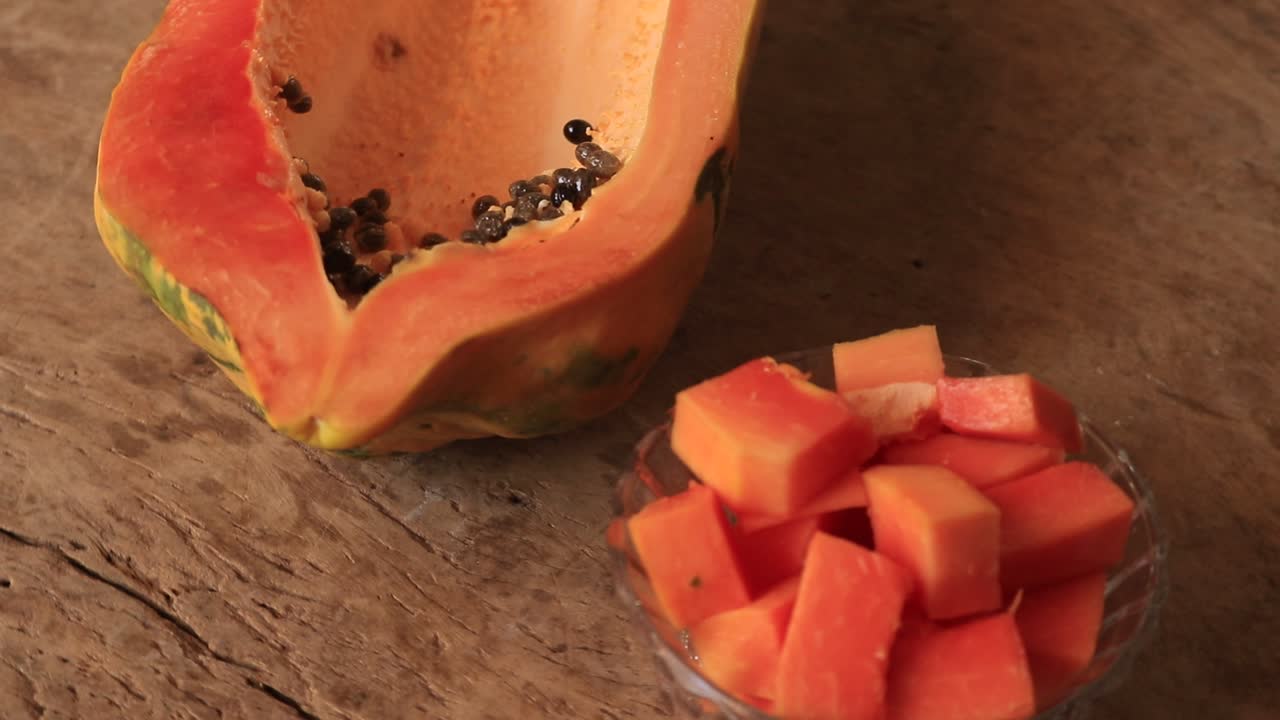 fruta de papaya fresca aislada sobre fondo de madera