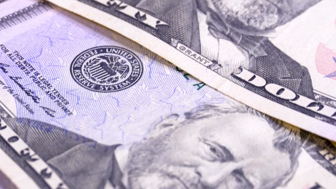 천천히 회전하는 50 달러 미국 지폐: 돈의 배경