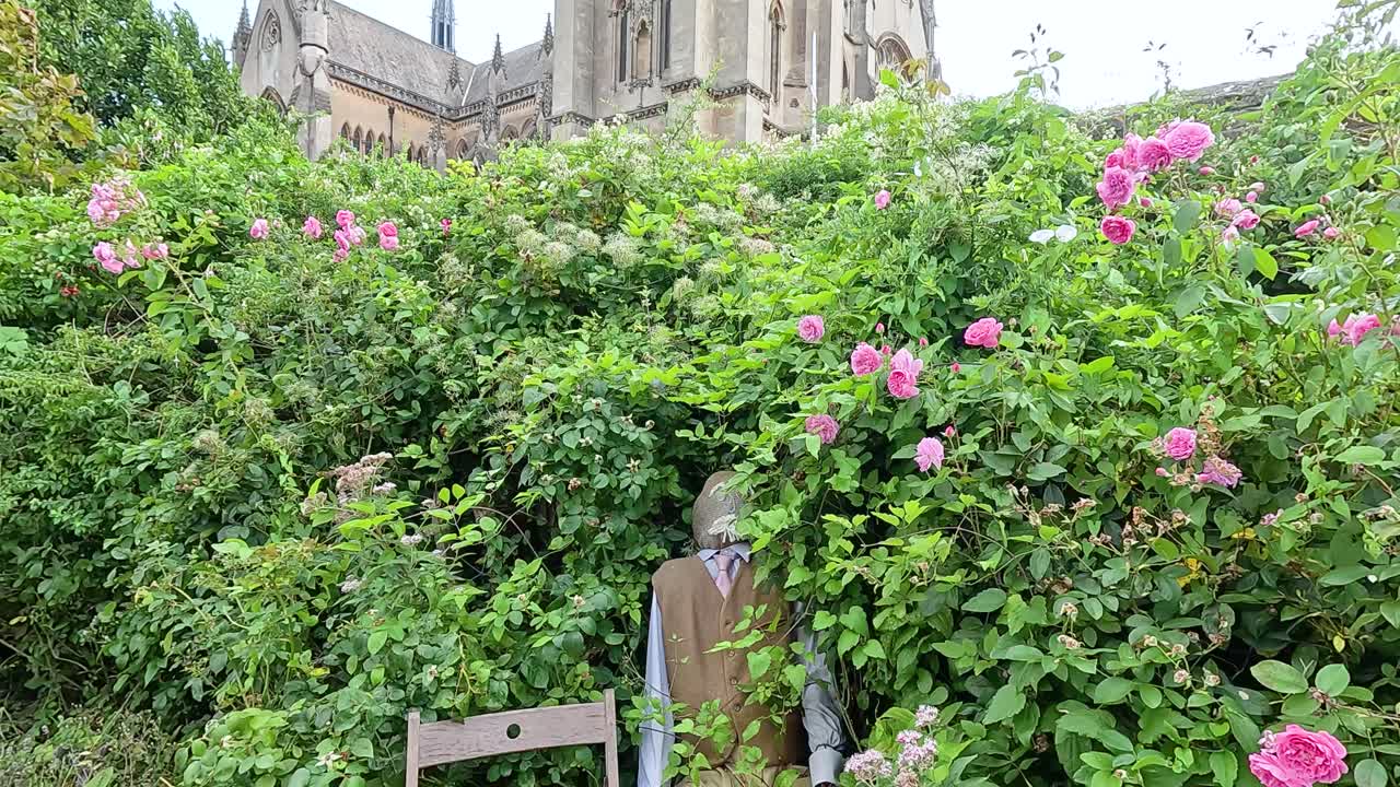 푸른 정원 에 있는 남자 와 인형