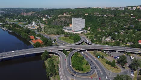 luftdrohnenansicht der kreuzung oder straßenkreuzung in prag, tschechische republik, gebäude und architektur im hintergrund