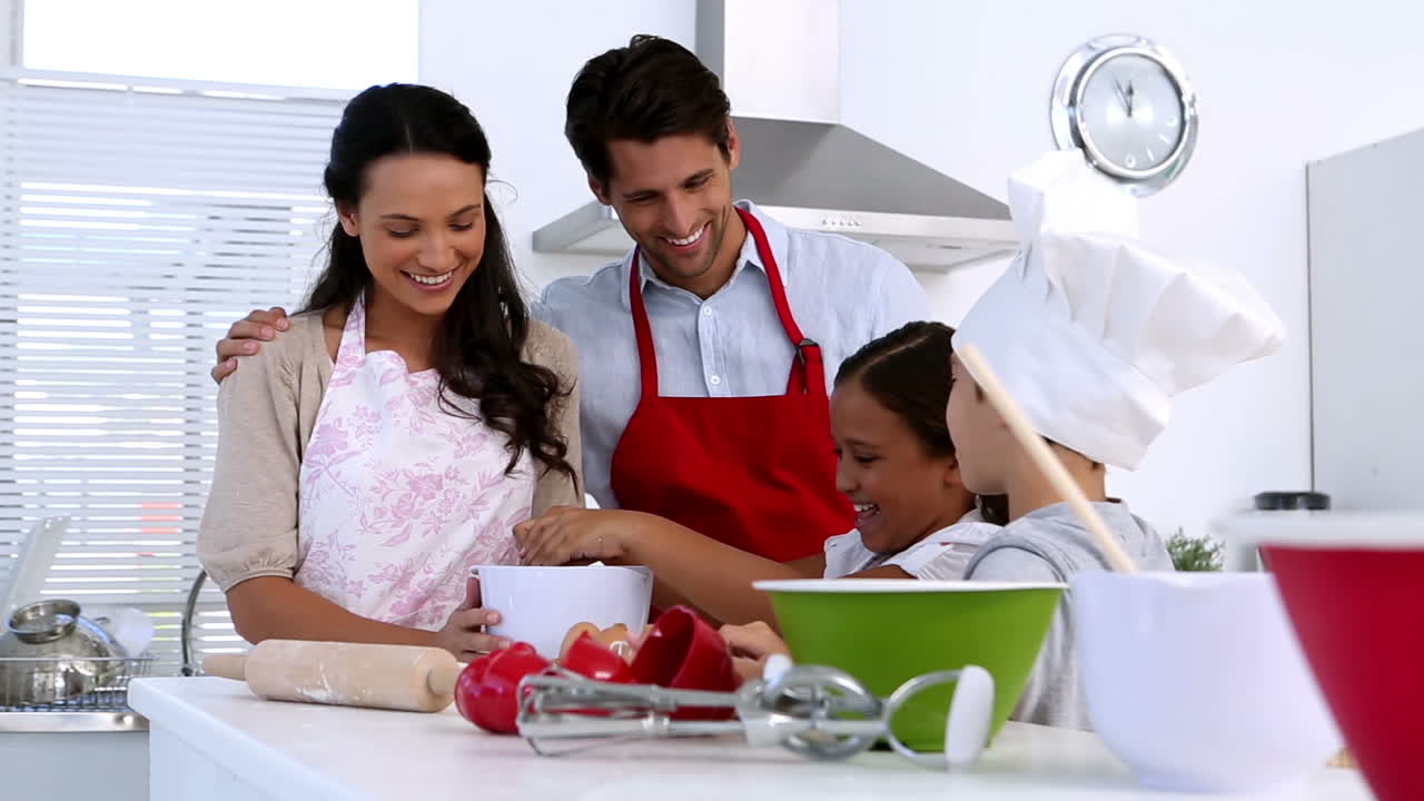 familia haciendo pasteles juntos