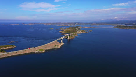 Toma-Panorámica-Con-Drones-Alrededor-De-La-Carretera-Del-Océano-Atlántico,-Día-Soleado-De-Verano-En-Noruega