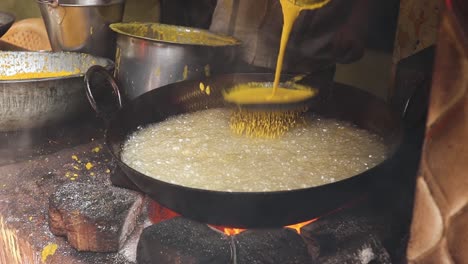 Indisches-Streetfood.-Boondi-Oder-Bundiya-Ist-Ein-Indisches-Dessert-Aus-Gesüßtem,-Frittiertem-Kichererbsenmehl.-Da-Es-Sehr-Süß-Ist,-Kann-Es-Nur-Etwa-Eine-Woche-Gelagert-Werden.-Bundesstaat-Rajasthan-Im-Westen-Indiens.