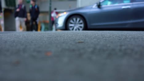 미국 뉴욕의 거리에서 사람과 교통을 흐리게 처리함 - 낮음, 추적, 슬라이더 샷
