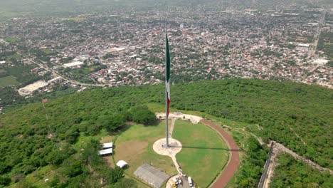 Vista-épica-De-La-Bandera-De-La-Declaración-De-Independencia-De-México-Sobre-Iguala