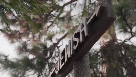 signo de la sección del cementerio judío rodeado de árboles