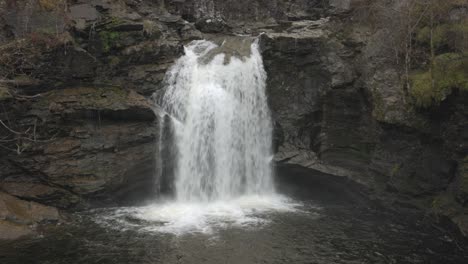 en una toma frontal de las famosas cataratas de falloch en las tierras altas de escocia