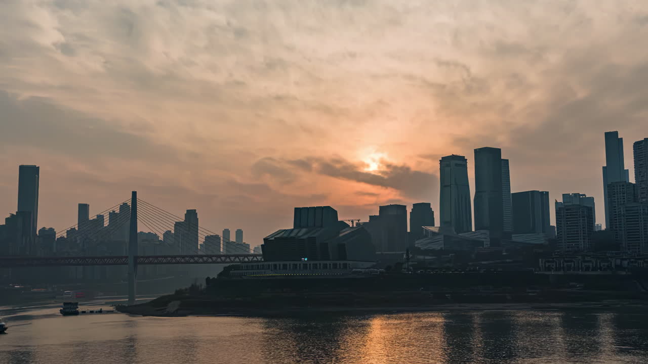 아름다운 도시 풍경, 명품 주거 아파트의 지붕 꼭대기, 해가 지는 날에 베이 레이크 해안에 있는 현대적인 마천루, 시내 외의 부동산 개발의 예로 가족 주택