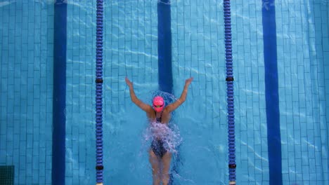 Entrenamiento-De-Nadador-En-Una-Piscina