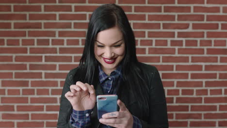 Retrato-De-Una-Mujer-Joven-Y-Atractiva-Usando-Mensajes-De-Texto-Por-Teléfono-Navegando-En-Las-Redes-Sociales-Sonriendo-Relajado