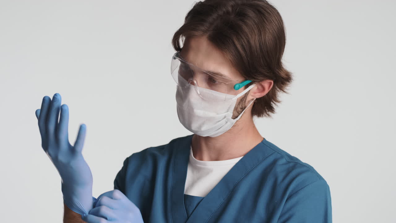 hombre caucásico frente a la cámara sobre un fondo blanco.