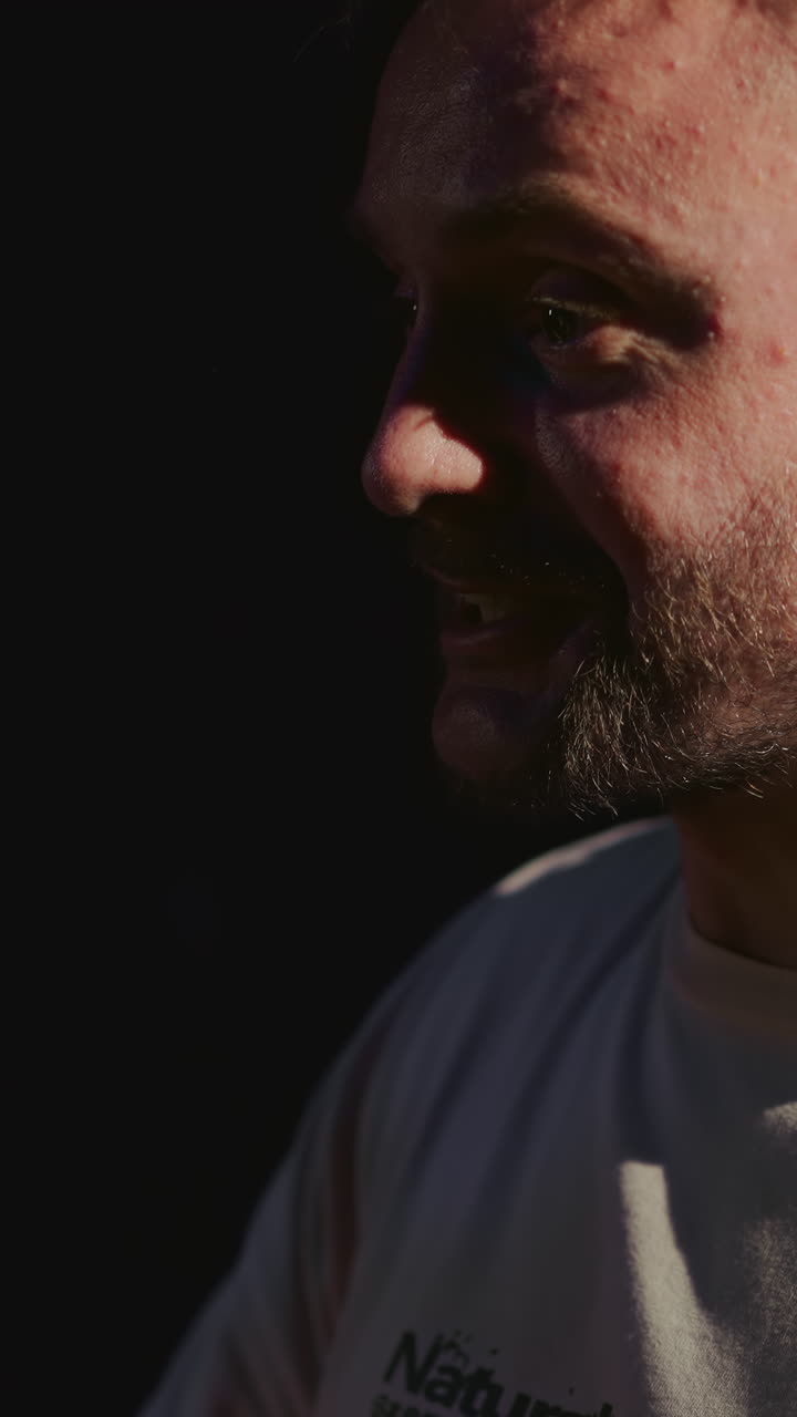 hombre muestra el pulgar hacia arriba elogiando al niño en el estudio de grabación. maestro de canto barbudo apoya al pequeño estudiante en la lección en el centro de música. mentor evalúa al niño