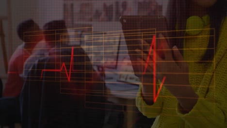 lectura del monitor de frecuencia cardíaca contra una mujer que usa una tableta digital