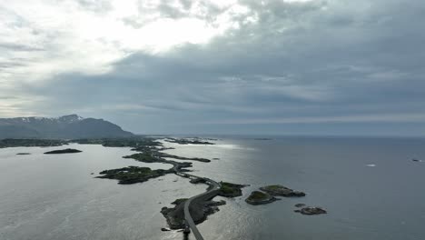 Atlantikstraße-Norwegen-–-Vollständige-Luftaufnahme-Der-Straße-Und-Der-Brücken-Mit-Dem-Atlantischen-Ozean-Im-Hintergrund