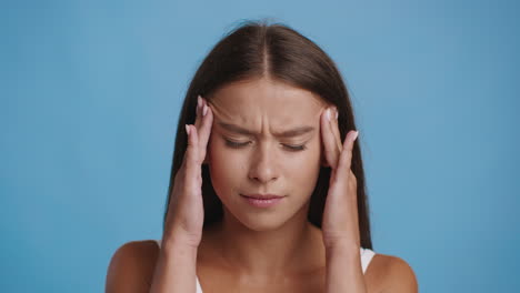 mujer con dolor de cabeza