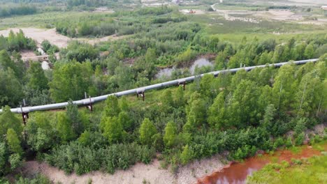 video de dron de 4k del oleoducto trans alaska en fairbanks, ak durante el día soleado de verano-1