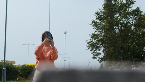 Mujer-Grabando-Amigos-Haciendo-Parkour