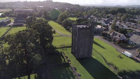 Luftaufnahme-Und-Orbitalaufnahme-Der-Cambuskenneth-Abbey-In-Stirling-An-Einem-Sonnigen-Tag