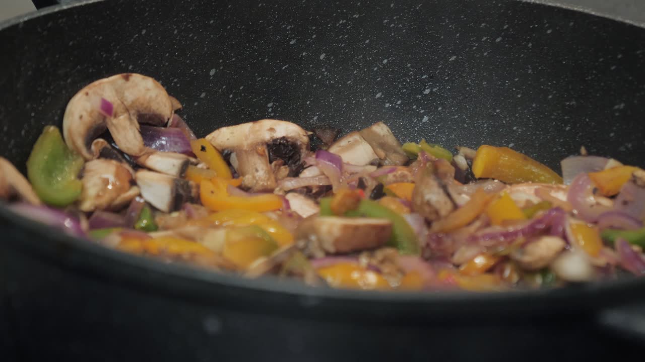 disparo controlado por movimiento de carne de pollo en una sartén