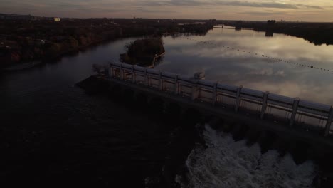 Fliegen-über-Einen-Wasserdamm-Zur-Goldenen-Stunde