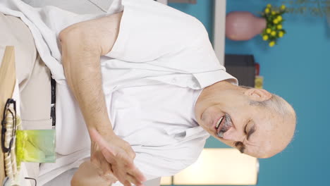 Vertical-video-of-Old-man-experiencing-pain-in-bones.