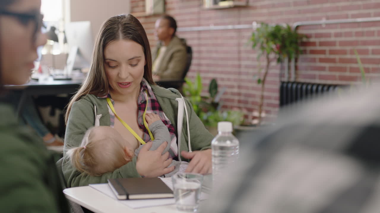 hombres de negocios se reúnen caucásicos líder de equipo mujer discutiendo proyecto corporativo compartiendo ideas con colegas amamantando bebé en el lugar de trabajo de la oficina