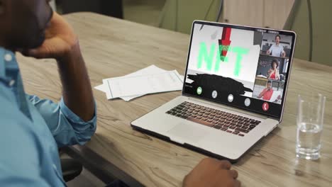 video de un hombre afroamericano haciendo una videollamada nft en una computadora portátil con varios compañeros de trabajo