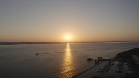 Schöner-Sonnenuntergang-Auf-Den-Seesilhouetten-Am-Horizont