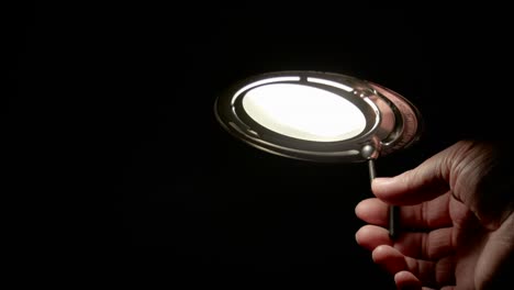 hombres apagando la lámpara en cámara lenta