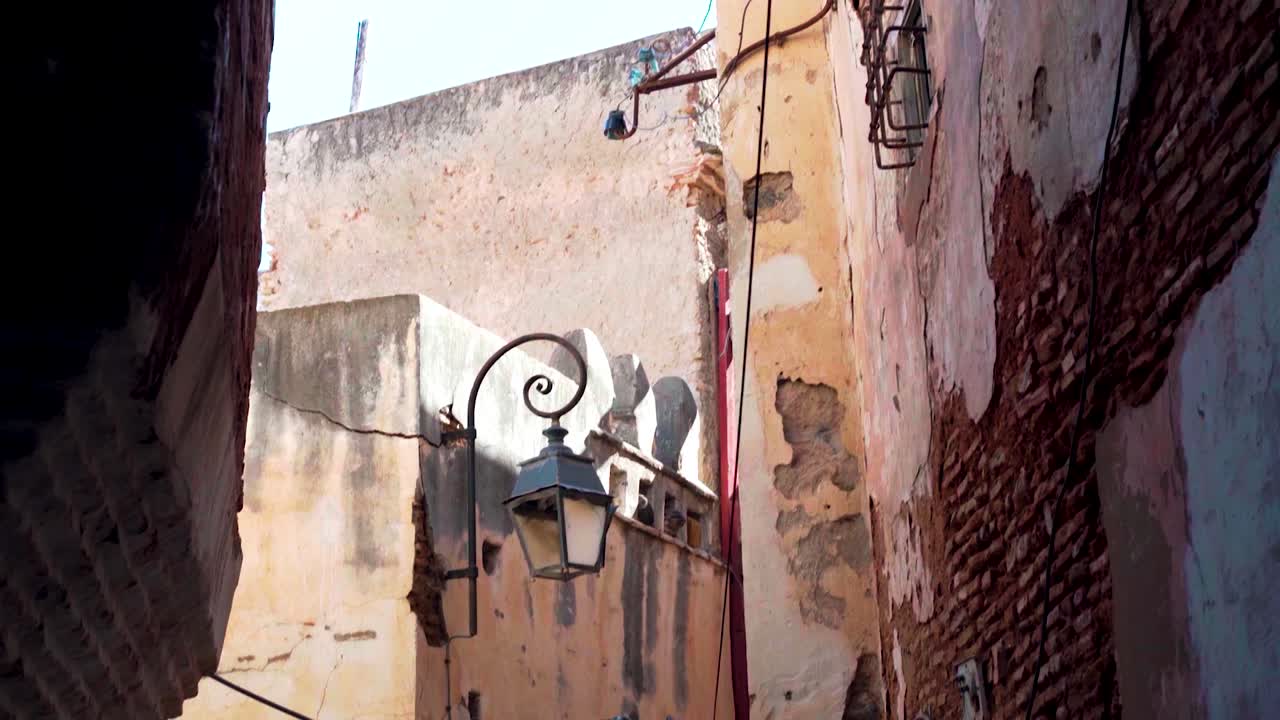 lampada di strada in un vicolo stretto della kasbah di algeri