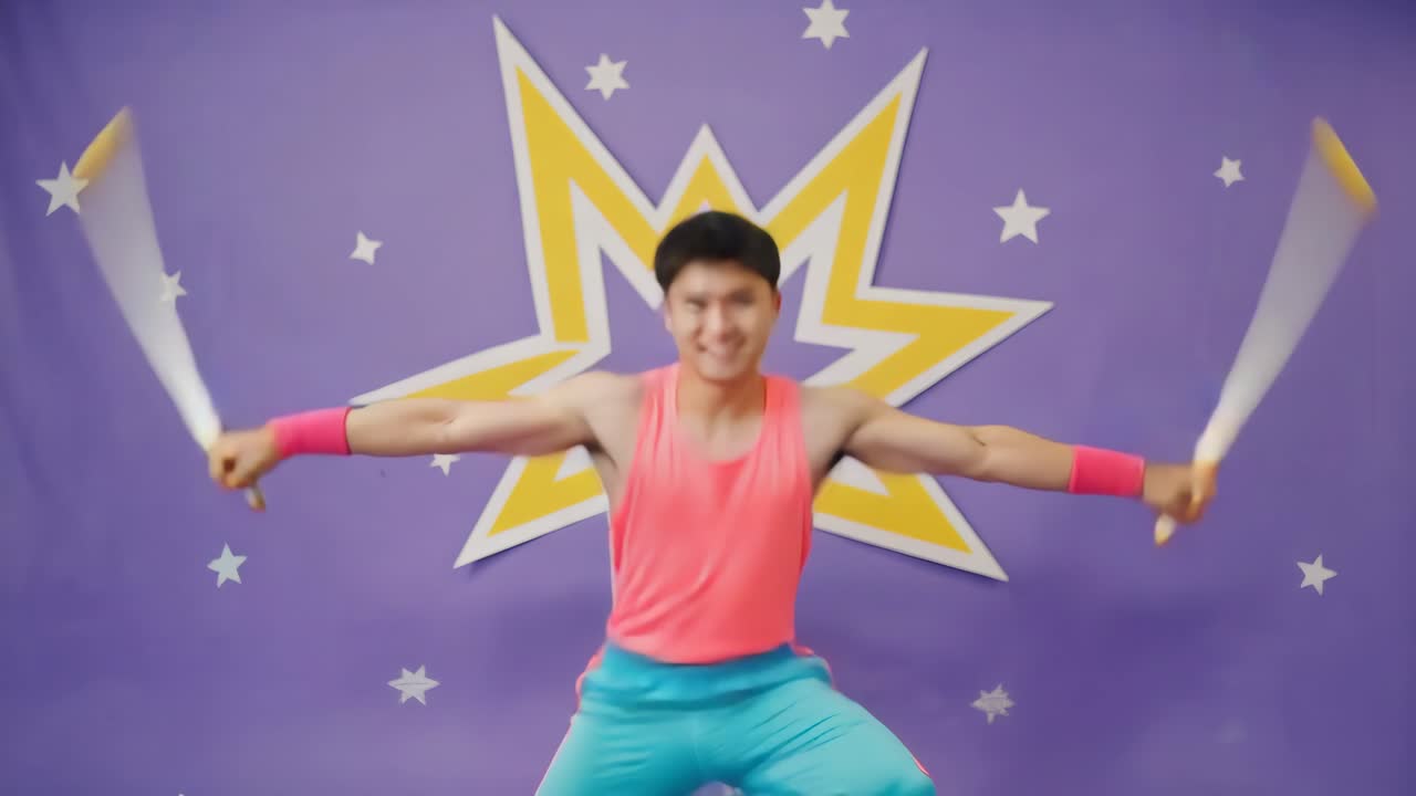 벨 을 사용 하여 운동 하는 사람