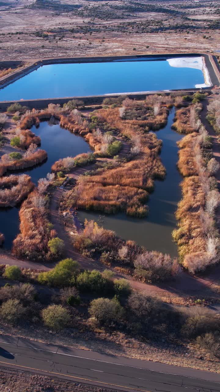 imagen vertical tomada por un avión no tripulado en los humedales de sedona, arizona, estados unidos.