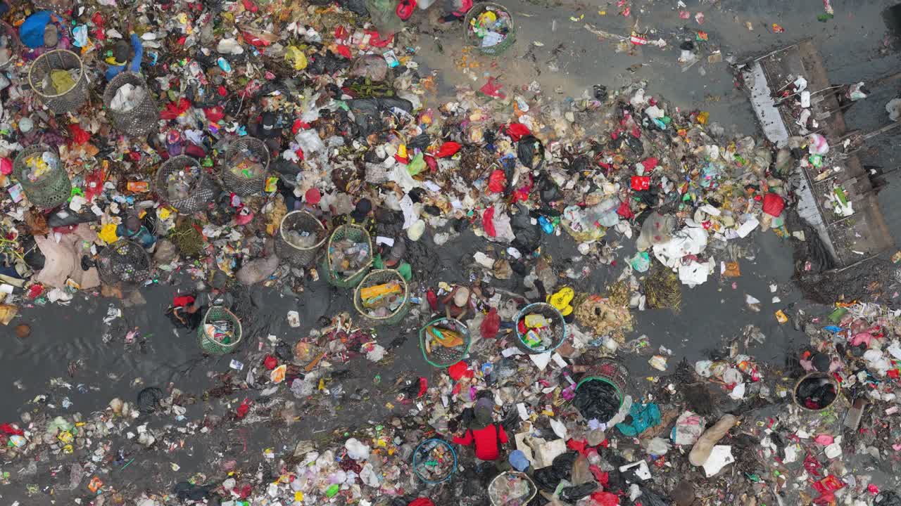 Bulldozer che sposta tonnellate di rifiuti in un'enorme discarica
