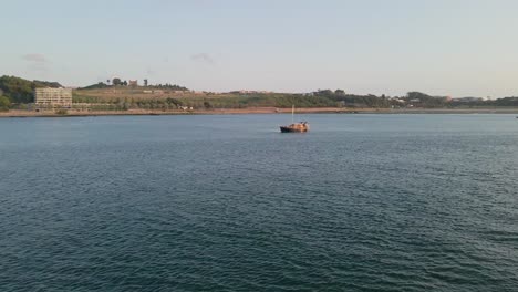 Volar-Sobre-El-Estuario-Del-Río-Douro,-Pequeño-Bote-Navegando-Al-Atardecer