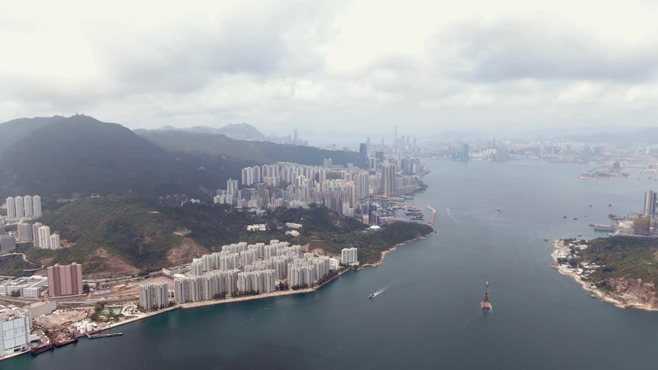 edificios residenciales frente al mar en la bahía de hong kong, vista aérea