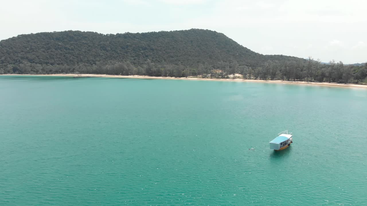 이국적인 해안 근처의 m'pai 만에 정박한 대형 캄보디아 보트 - 공중 파노라마 전망