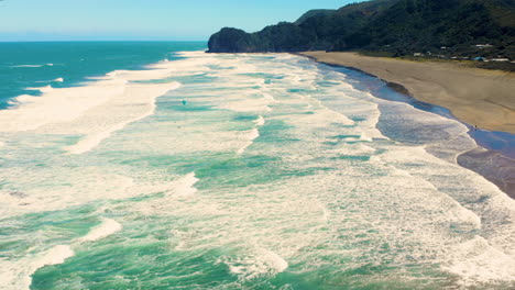 Kitesurf-En-La-Bahía-De-Kohunui-En-Verano-En-La-Playa-De-North-Piha,-Auckland,-Nueva-Zelanda